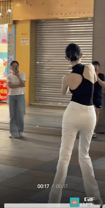 厂部:要奖金？还是要男朋友？
女子她不仅长的有条，而且跳的也好，胆量还有。
不过