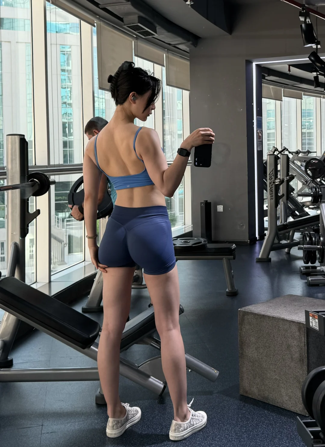 这女的在自我欣赏