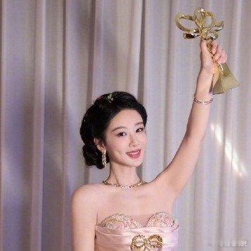 截至2026年7月，杨紫的“全方位爆发”主要体现为奖项突破、主流认可、作品厚度及