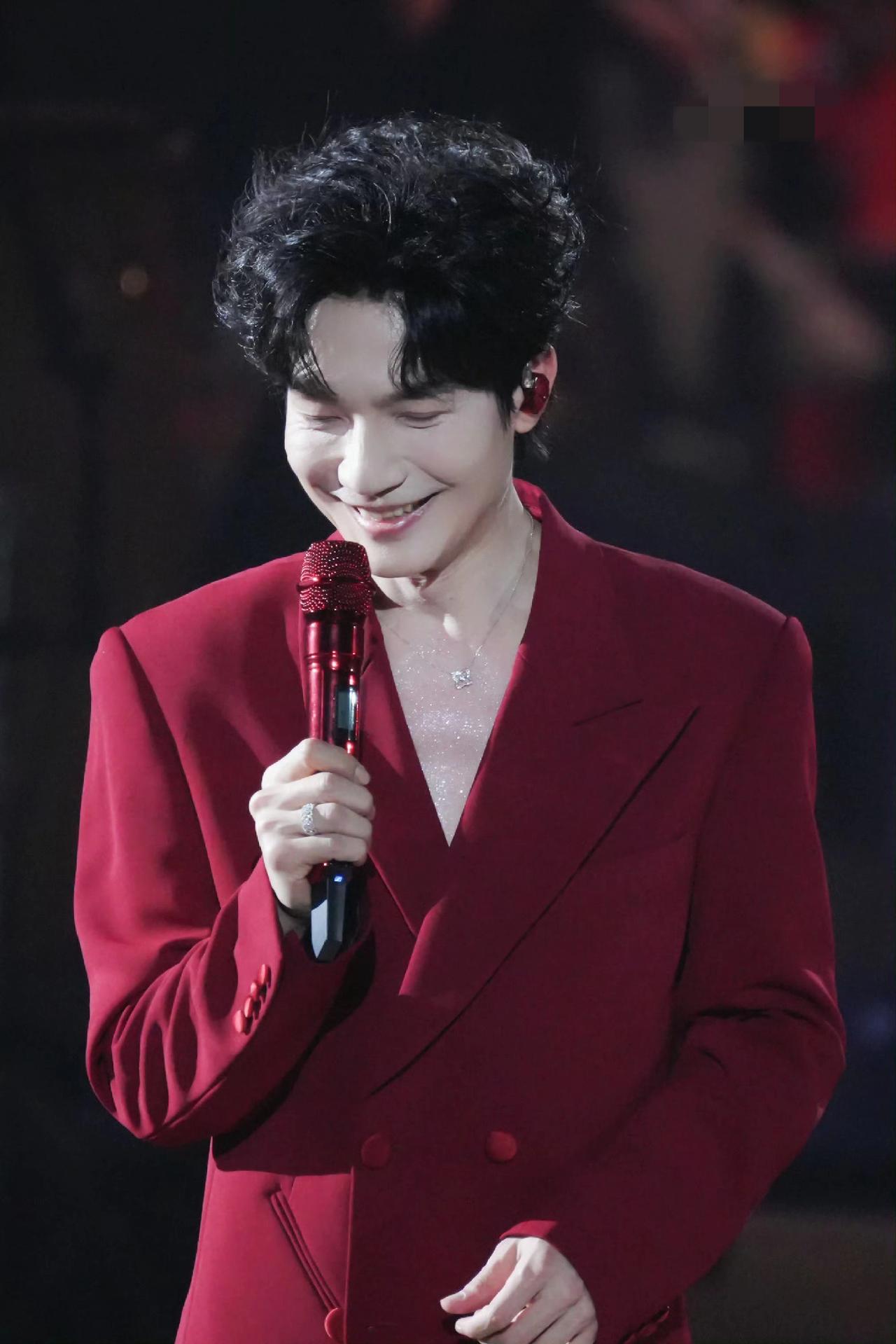 陈楚生荒芜之境深圳演唱会帅的有点违规了吧[大笑]！
这身红西装也太美了，深V就不