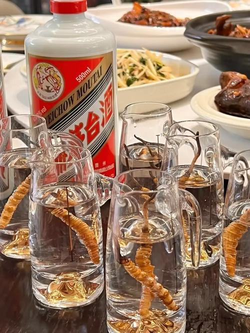 我老公时常对外界标榜自己不馋酒，在家滴酒不沾。

是的，他确实在家滴酒不沾。但他