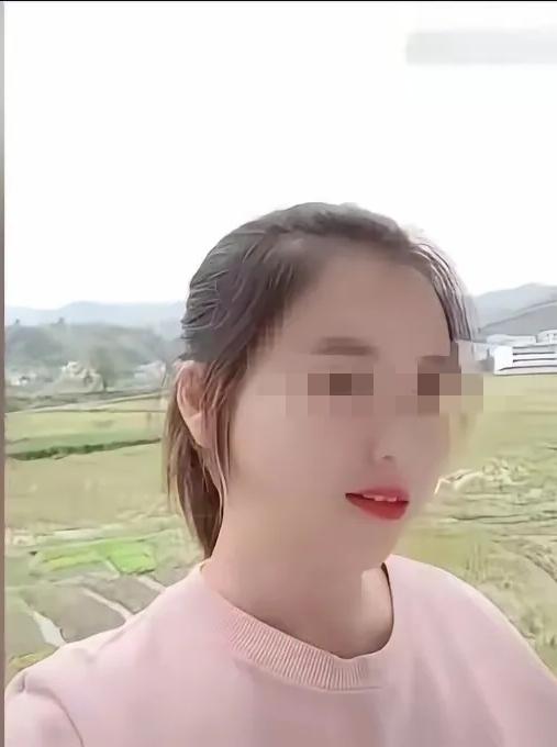 邻居说起了柳某某，她的丈夫常年在外务工，干的是开挖掘机的工作！

​开挖掘机那真