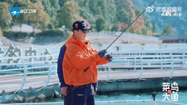 李晨钓鱼首秀有跑男那味 李晨《菜鸟与大鱼》首秀，钓鱼节目效果直接拉满了，想要大力