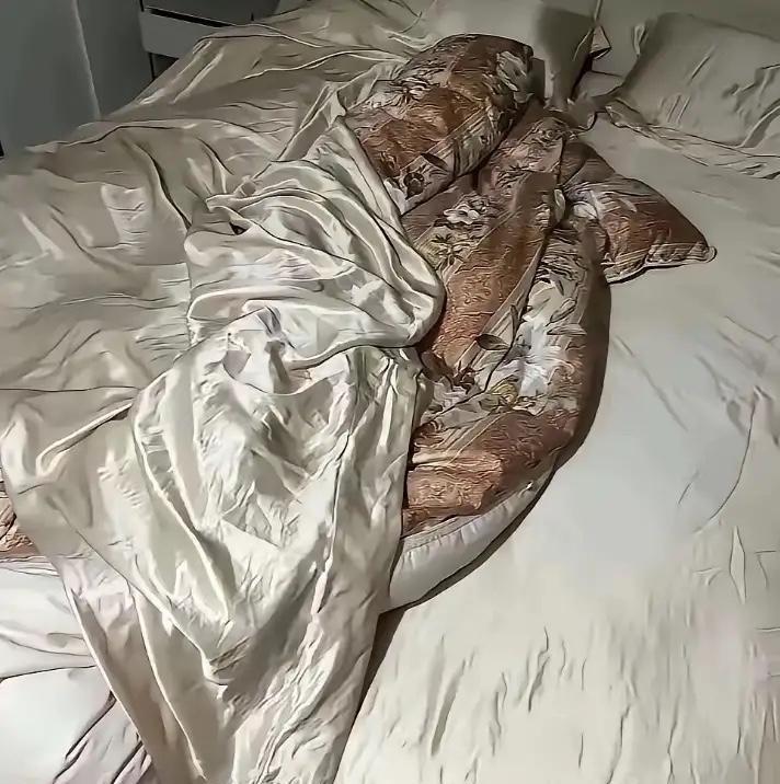 浙江一女子花六千多买的真丝被睡感舒适，没想到前几天晚上关了灯看，被子表面竟泛着奇