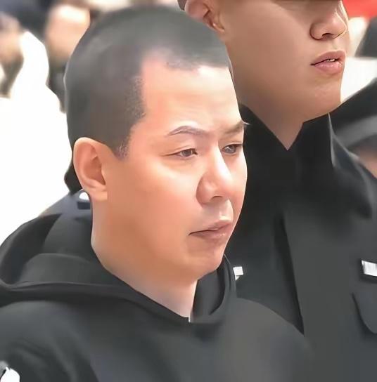 谁能想到，一手把黑老大丈夫从监狱里捞出来的枕边人，最后又亲手拿着铁证，把他重新送