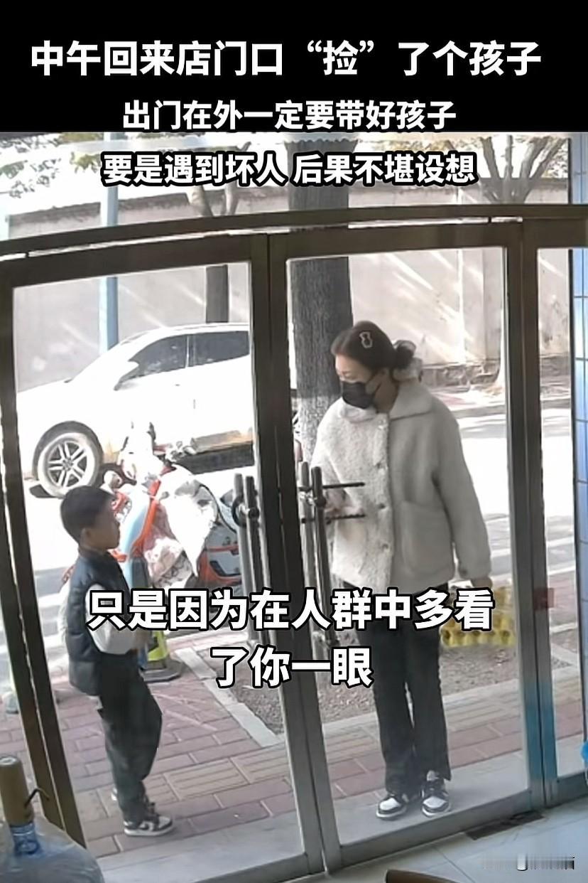 甘肃天水，女子拿钥匙开店门时恰巧有一个小男孩路过，这小男孩的模样长得十分俊俏，女