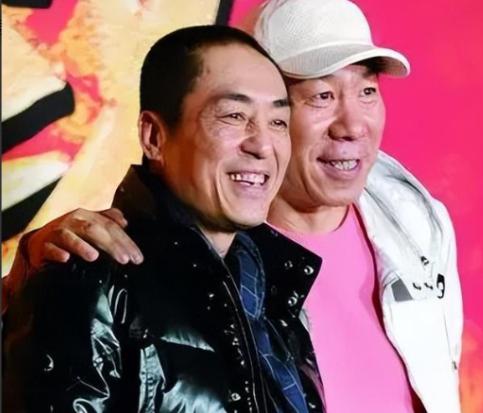 1997 年，张艺谋父亲临终前，躺在在病床上告诫儿子：“你一定要小心一个人，你根