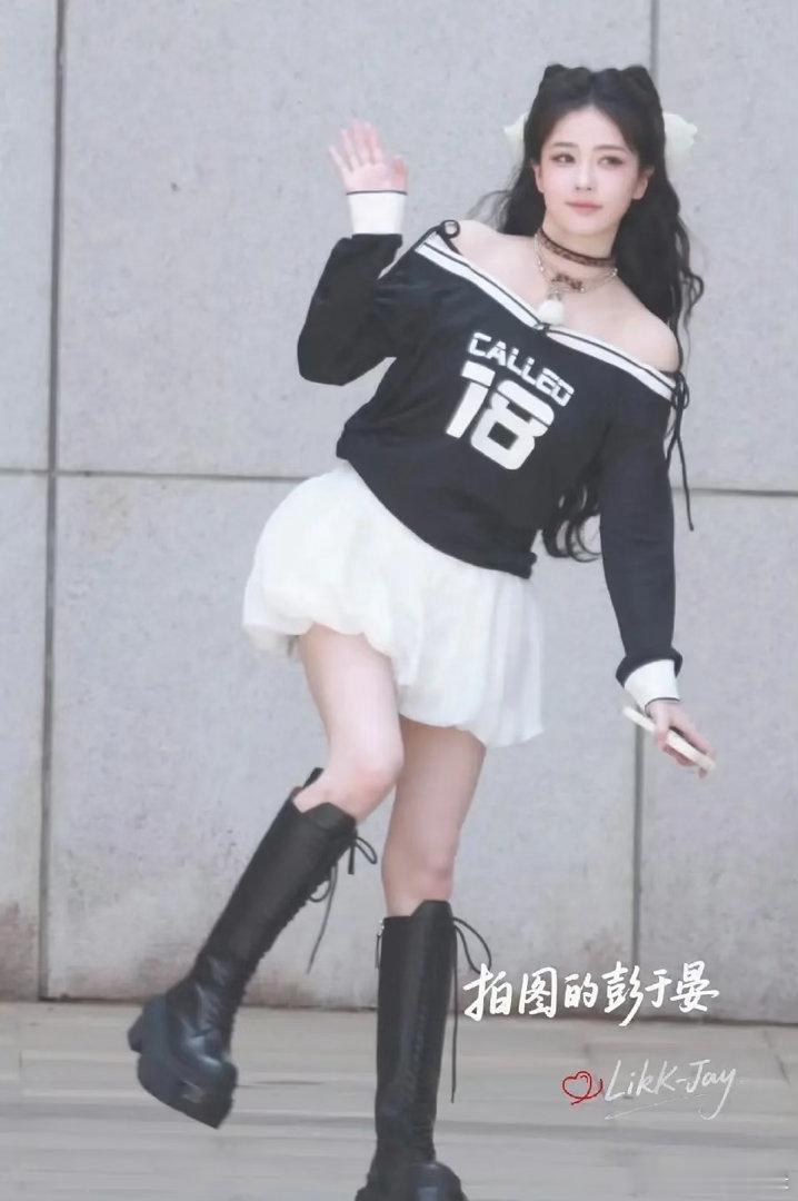 白鹿这身很美啊，像女团成员 