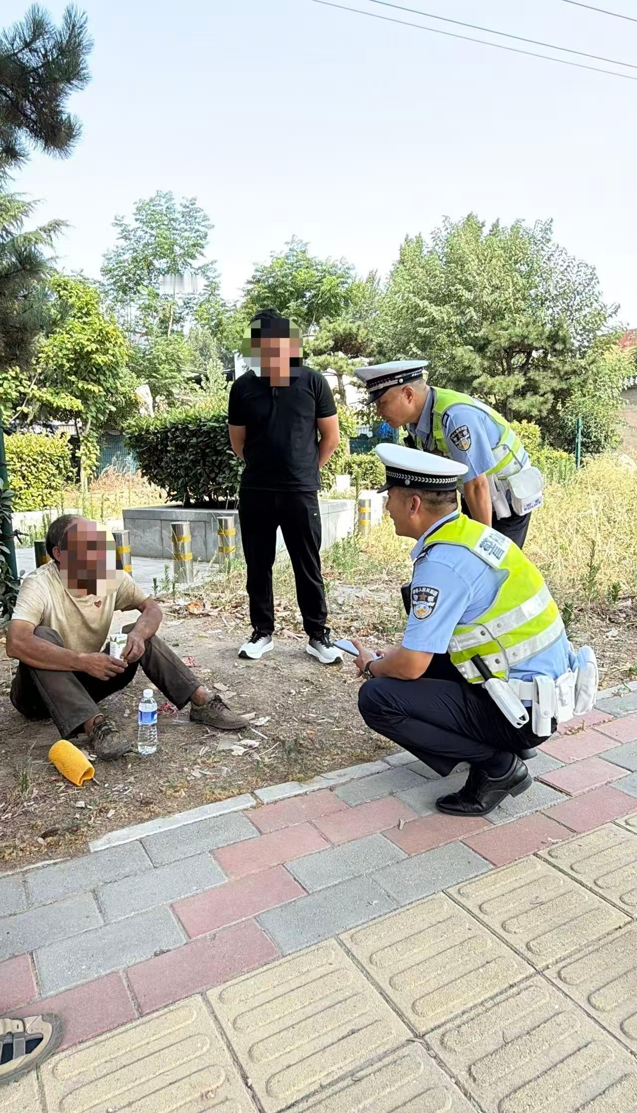 7月6日上午9时许，中牟公安交管大队辅警休班时在广惠街辅路发现一名走失老人，主动