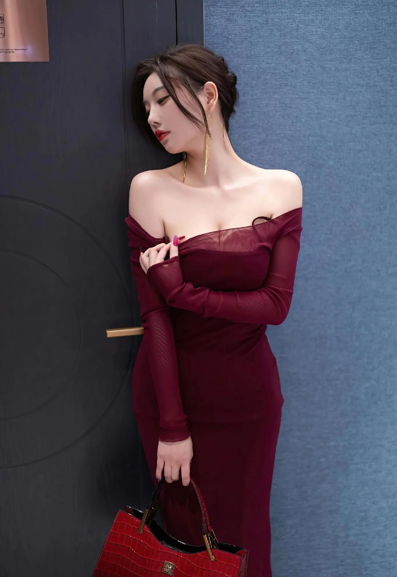 杨晨晨美图分享90，红色抹胸紧身长裙，展示傲人身材，优雅美丽，妩媚迷人請欣赏靓丽