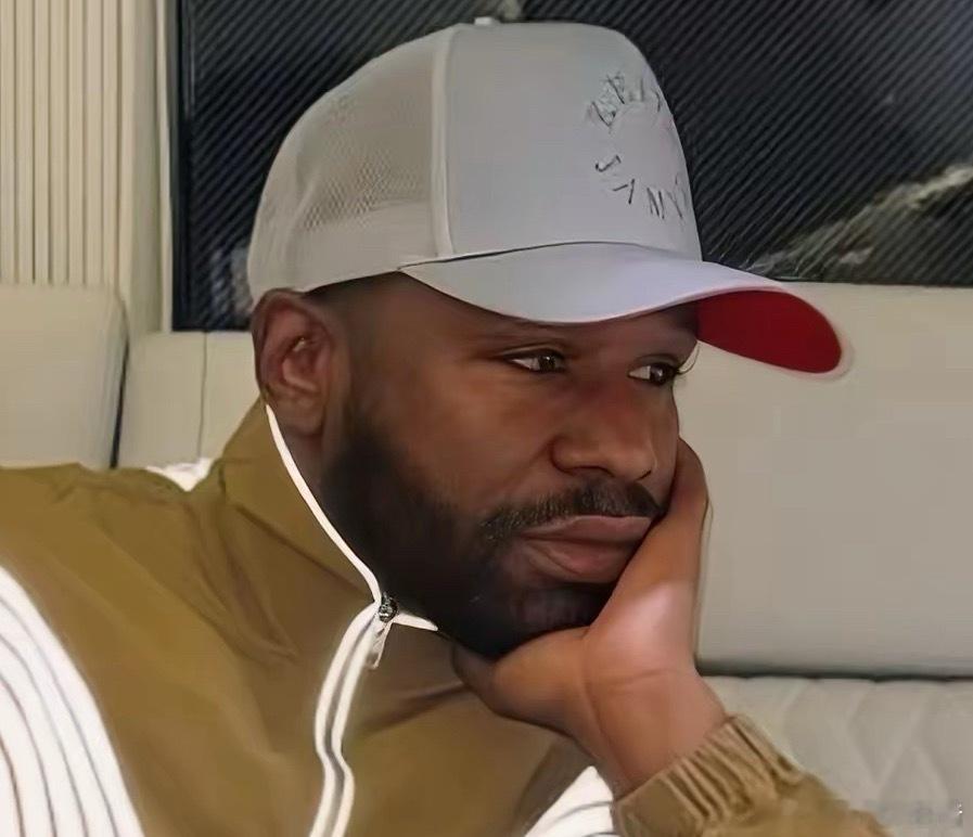 拳王梅威瑟又炫富了，他在IG上发布了一张自己坐在私人飞机上的照片，面前摆着成堆的