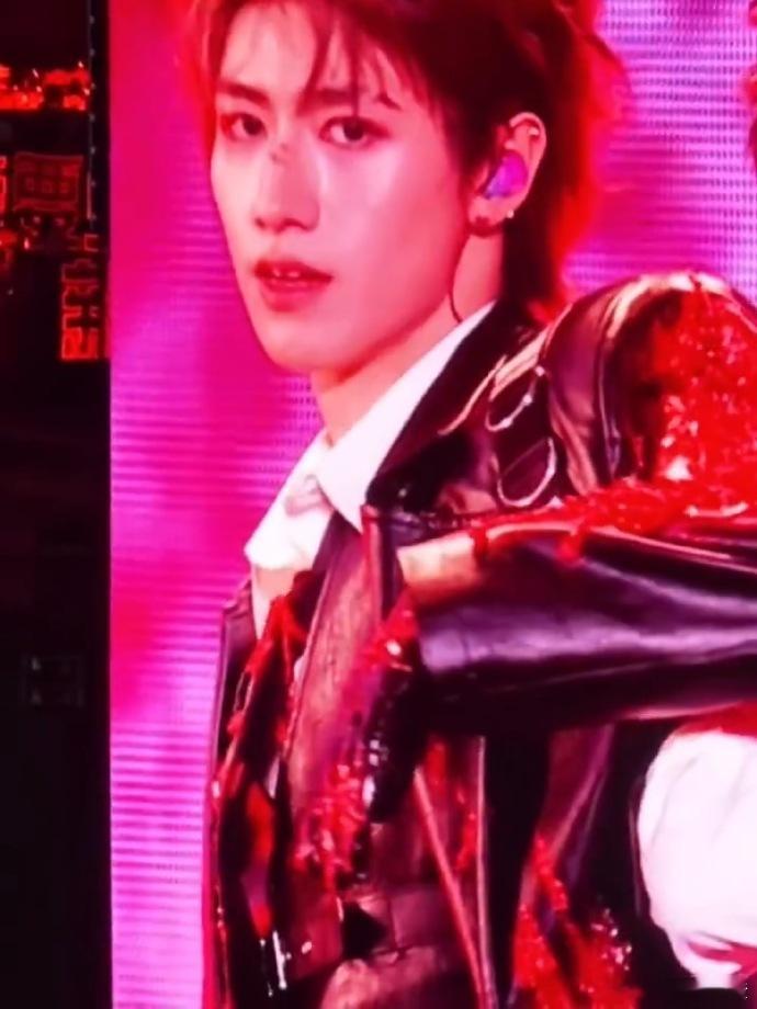 TF家族都穿长裤不告诉聂玮辰 看TF家族舞台，全员长裤超有气势，聂玮辰却以拳击风