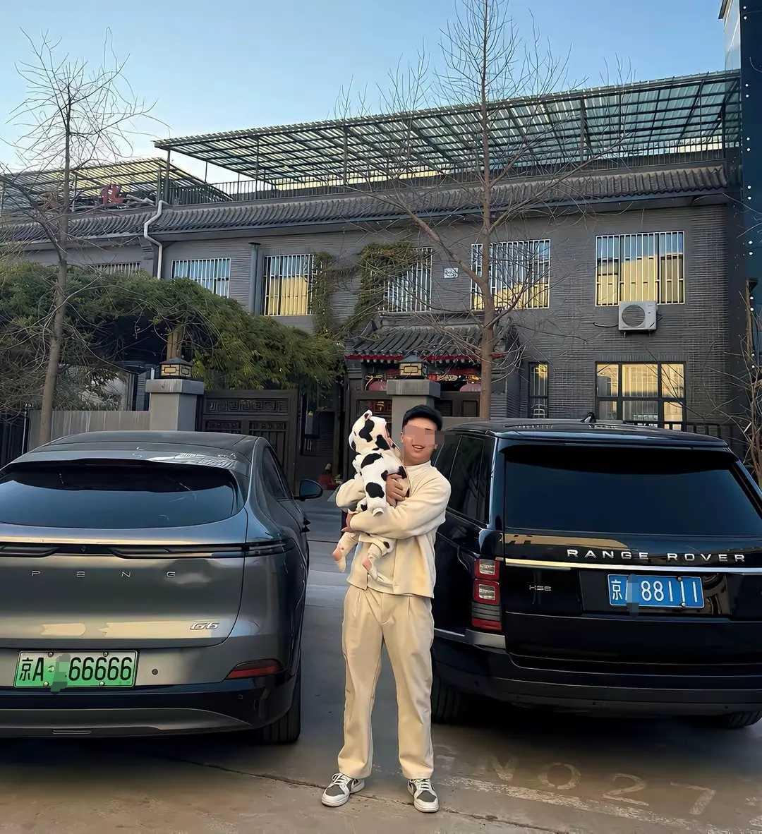 网友：你们觉得这俩车牌哪个更好呢？