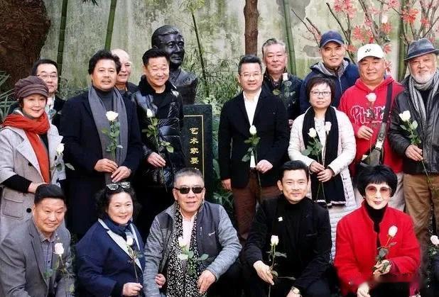 在这张充满岁月温情的合影中，这群在80年代崭露头角的上影演员剧团的演员们，手持纯