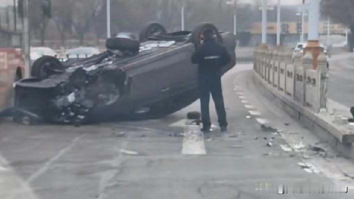 差一点，只是差一点点，两车就会相撞了！

一大早天还没亮，开着车在送孩子的路上，