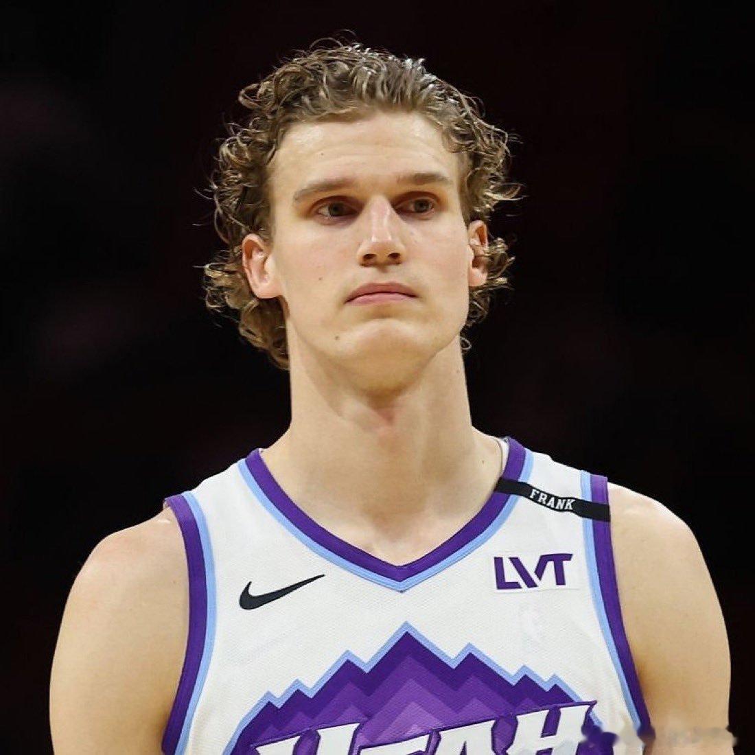 爵士队记：马尔卡宁在训练中遭遇右脚踝与右髋受伤，将接受核磁共振检查！值得一提的是