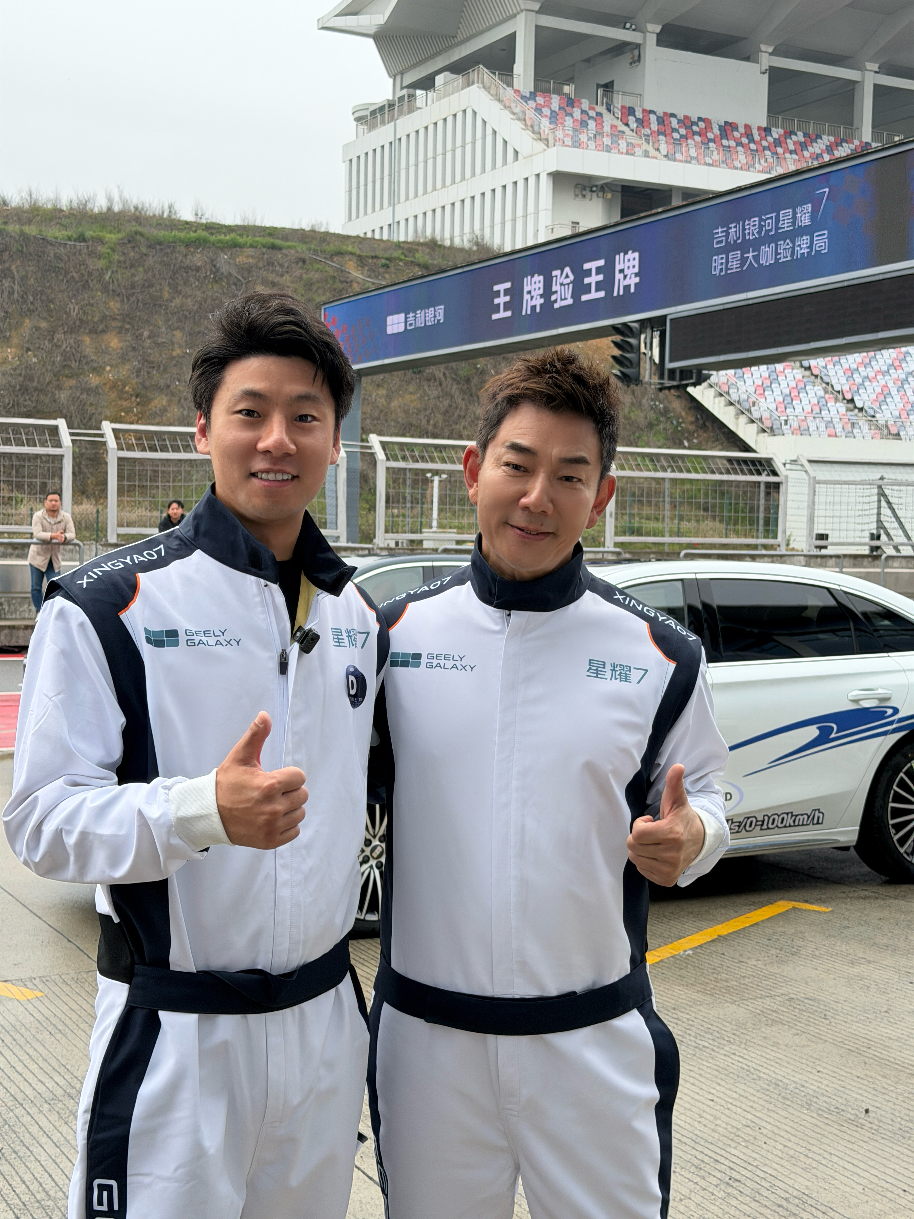 发一个我和摩友小齐哥！我真是听着小齐哥的歌长大的！你们最喜欢小齐哥什么歌或者什么