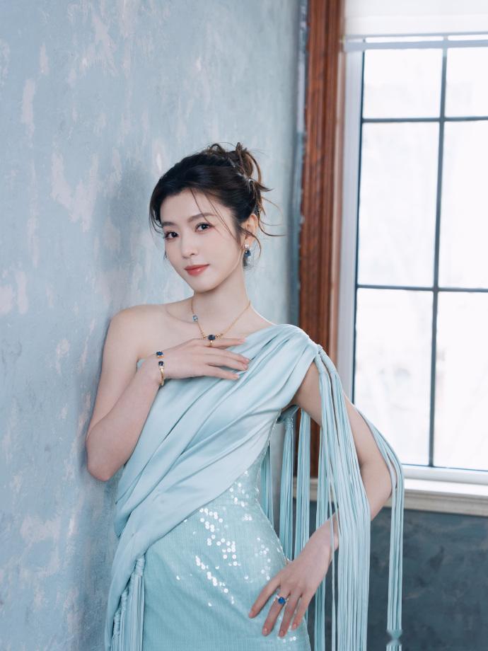 李云霄薄荷绿单肩流苏裙 清新又靓丽的美丽，真的是更加让人觉得着迷了呀，有一说一李