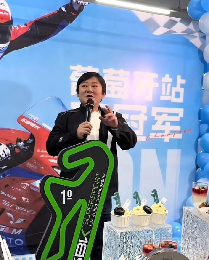 张雪真的杀疯国外摩托圈了！
WSBK葡萄牙站两连冠，直接打破欧美日37年垄断，在