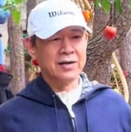 演员张丰毅在2026年10月26日，山东烟台的天崮山，当时他正在爬山，状态引起了