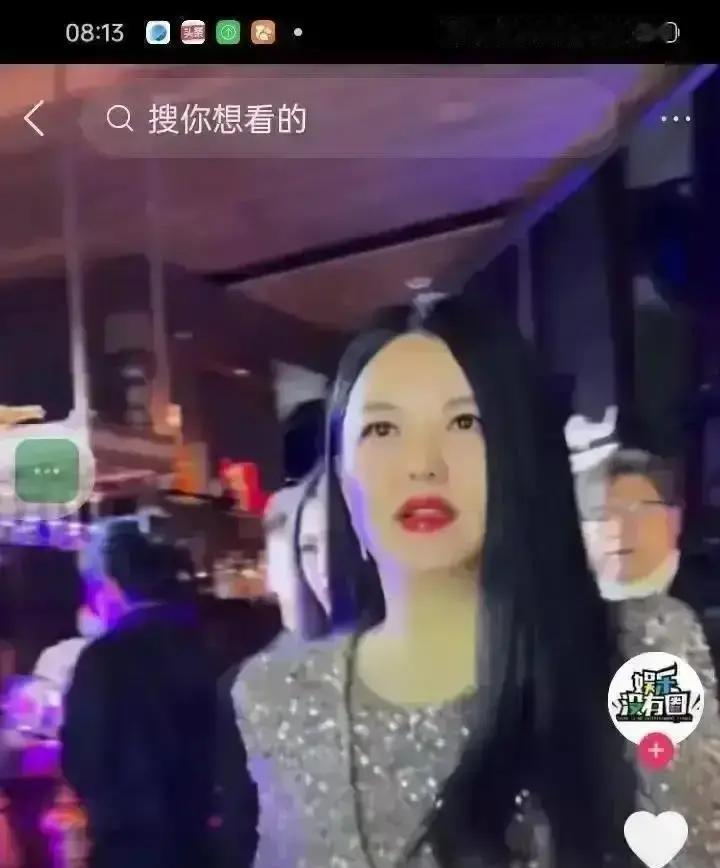 手机没交，主桌没了
 
李湘澳门赴宴，因留备用机被请去侧桌。何超琼全程抽的特立尼