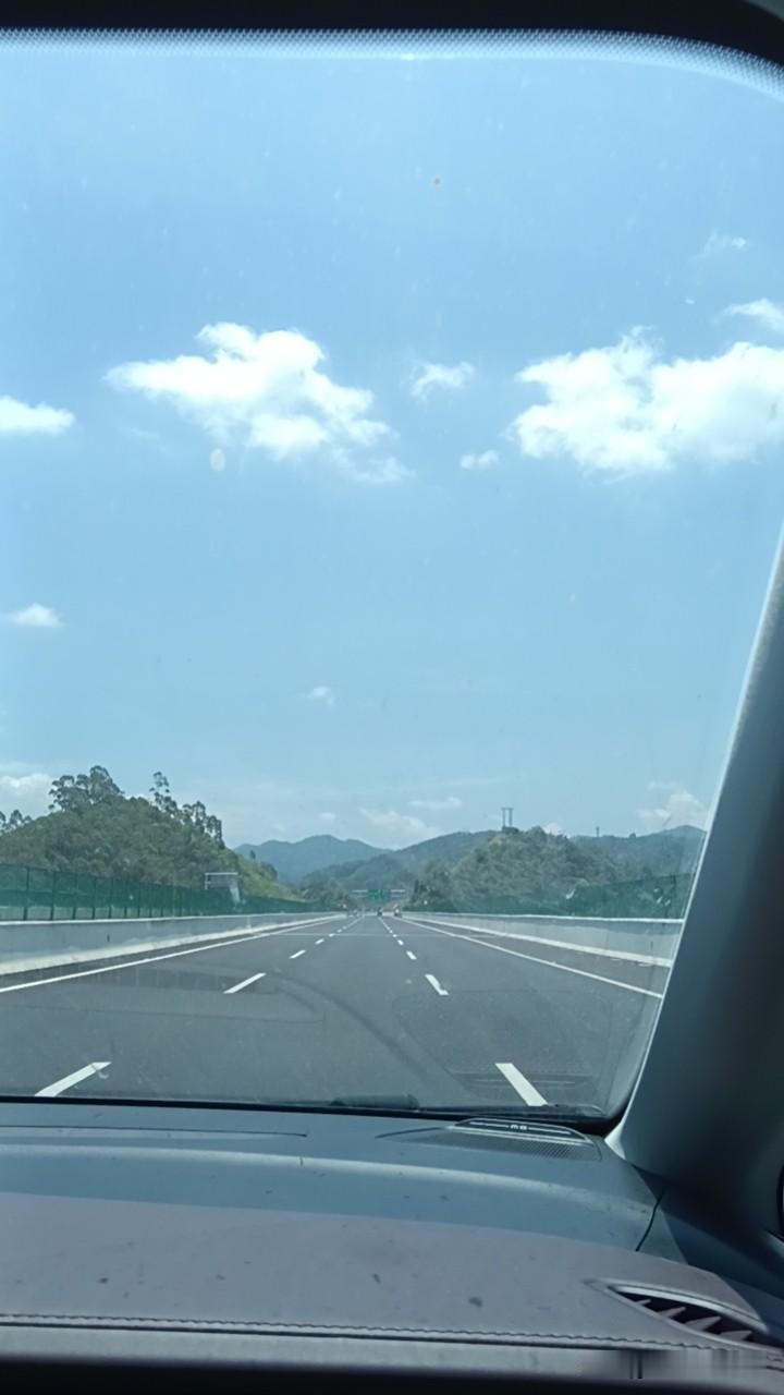 有时候觉得你不是不爱我， 你只是不够爱我，你给我的感情是有条件的，是排在很多事情
