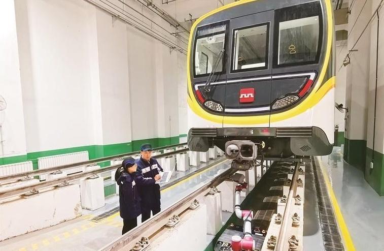 守护春运回家路】2月5日夜，记者来到西安市东等驾坡附近的西安地铁雁鸣湖车辆段运用