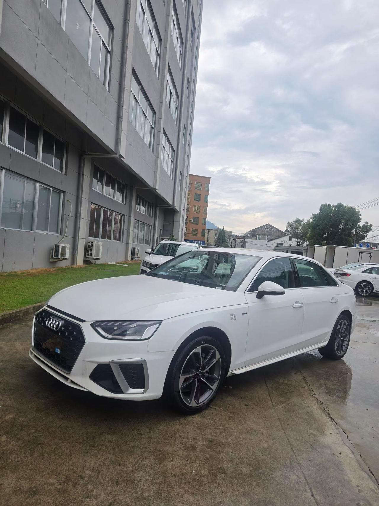 奥迪 A4L，指导价 321800，全新车，公里数几十，外灰内黑，24年11月出