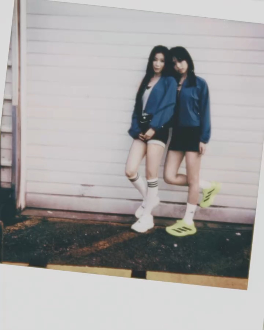 脸歪嘴斜的阿萨最好不要和明媚大五官合照哦 显得自己颜值更虐了