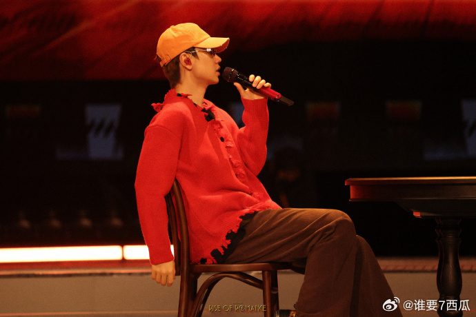 汪苏泷今天不握手了 原来温柔可以这么克制，不握手只是换了一种陪伴方式，他站在光里