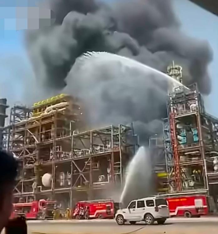 印度这是走了什么霉运啊？能源危机还没熬过去，西孟加拉邦炼化厂直接大火冲天二十人受