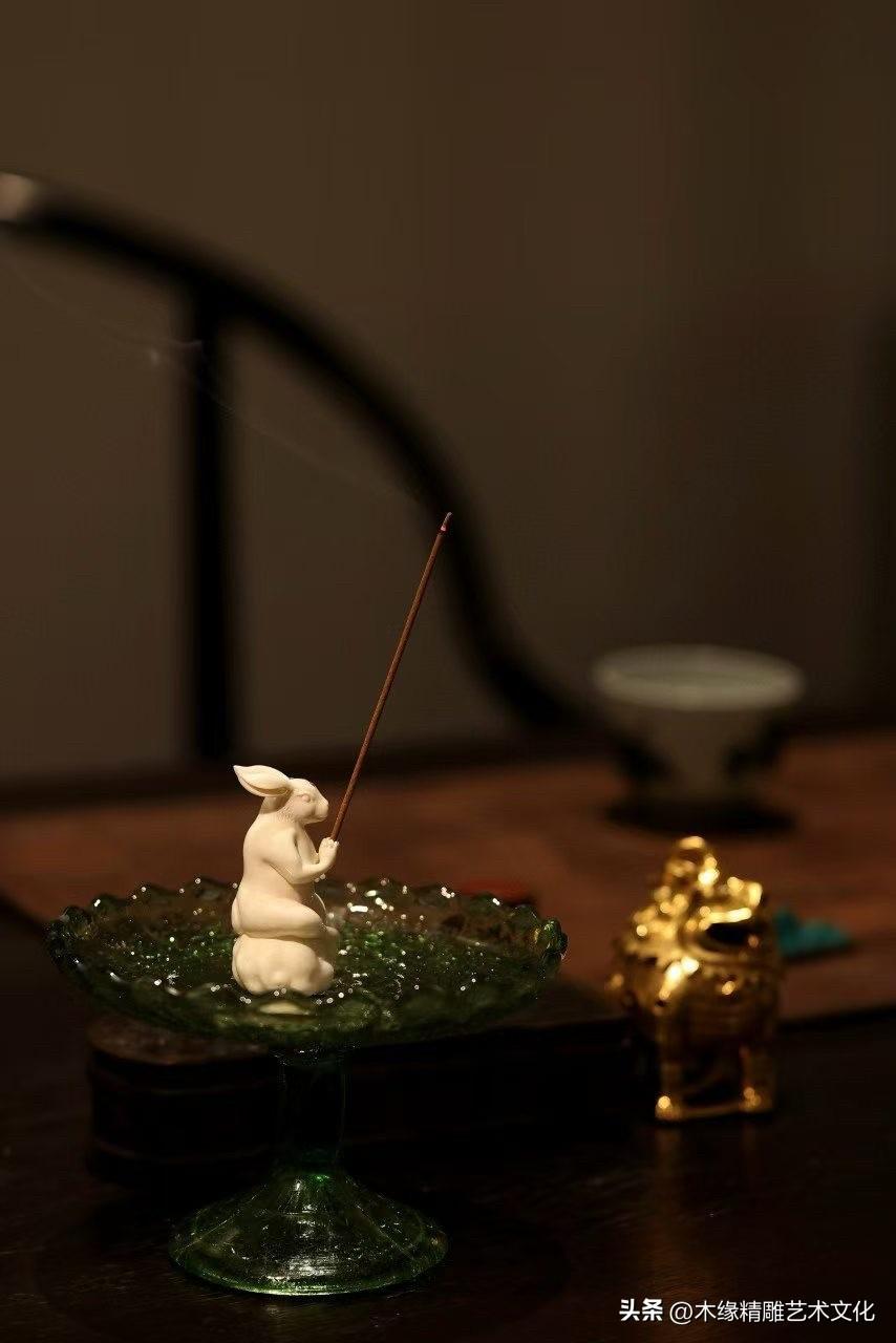 案头的一缕香，往往能让一天慢下来。

这只玉兔静坐云台，双手合十，神情温和安然。
