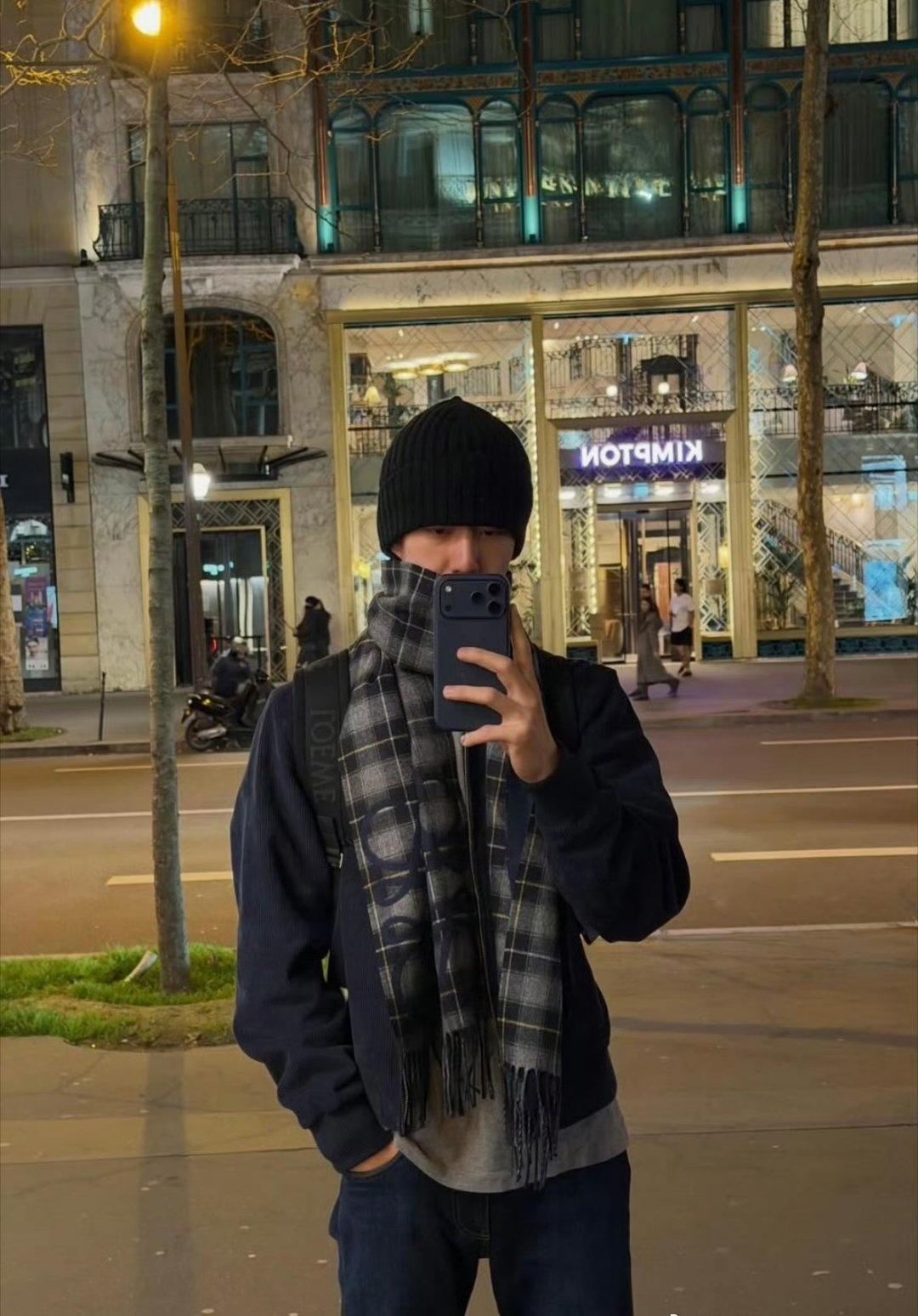 王一博 王一博简直穿搭的神 💚王一博ins发了自拍
小王子终于舍得发自拍了，太