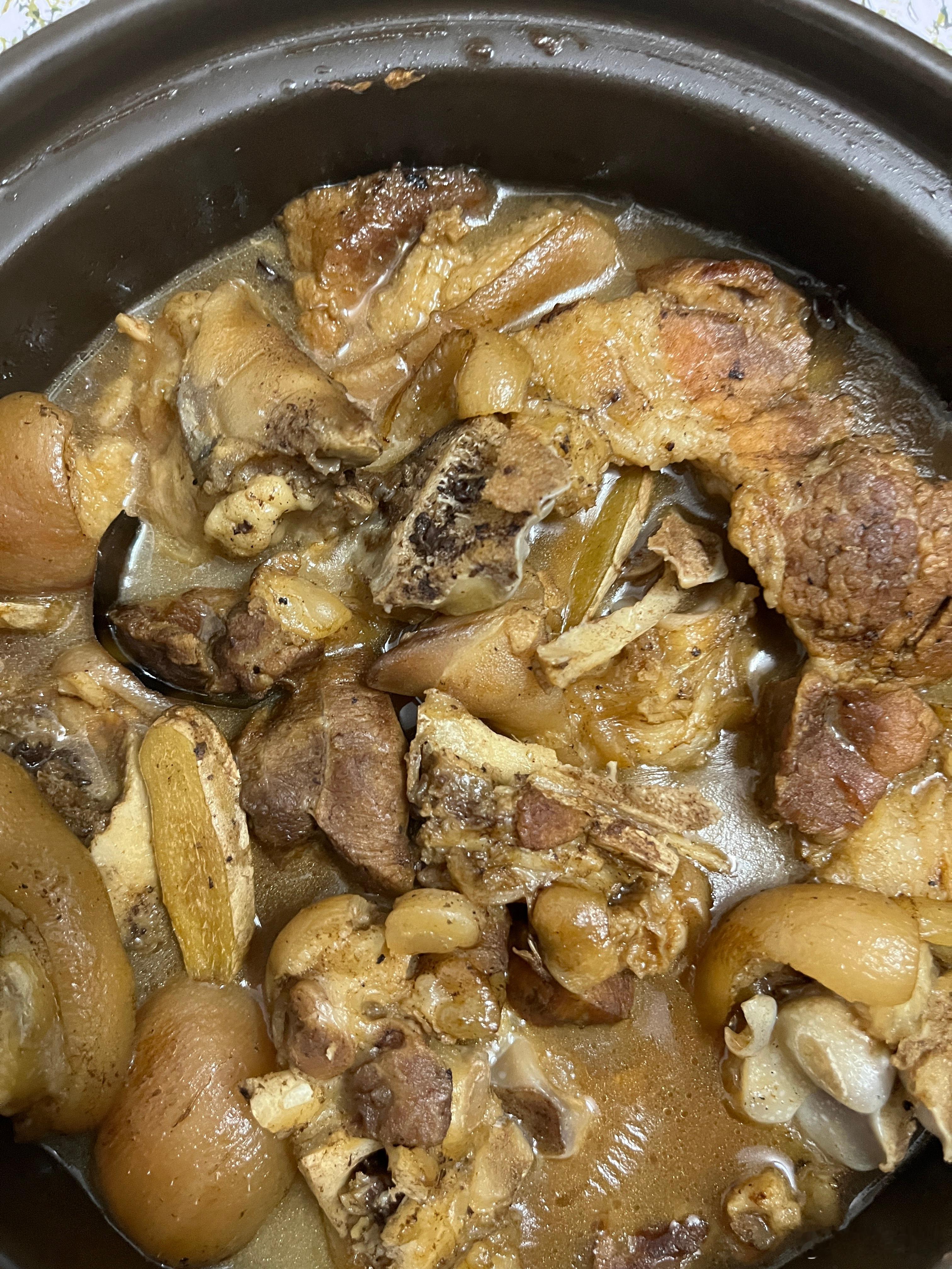 吃饭了，今晚吃猪蹄、西兰花，女儿说好香，在公园的时候就说饿了，回家要吃2碗饭，把