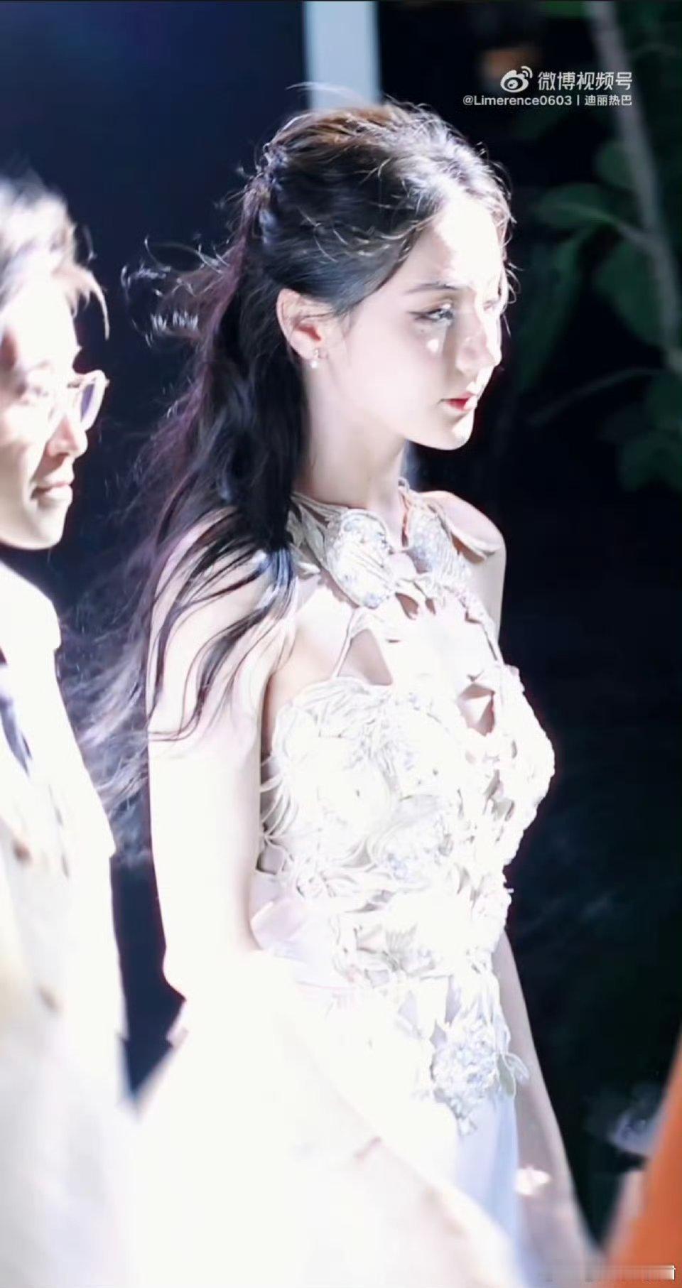 迪丽热巴女王变女孩太有生命力了 热巴像百变小樱一样，完美驾驭各种风格，反差感拉满