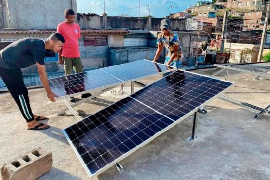 雪中送炭，中国向古巴捐赠的5000套光伏发电系统已经到货，古巴工人正在加紧安装。