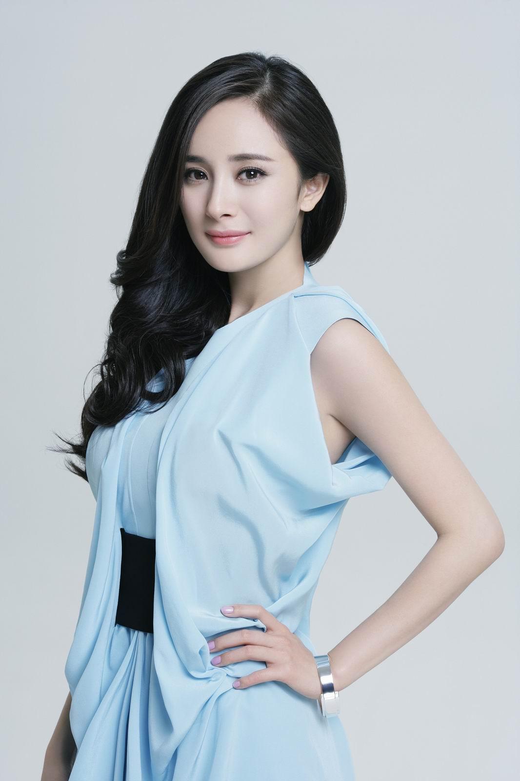 杨幂为香港火灾祈福引热议：明星发声，是真情还是作秀？

近日香港突发火灾牵动人心