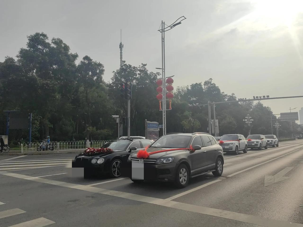 周末，去银川万达广场，在某大街上偶遇娶亲车队，这体验还挺新奇，预示吉祥如意，喜庆