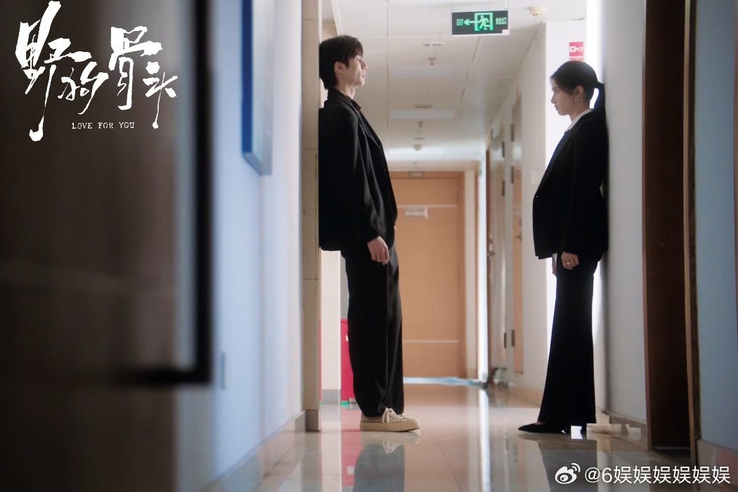 陈异上的是正经班吗苗靖的靠山是陈异的花衬衫野狗骨头前脚衣品被同事打趣，后脚陈异用