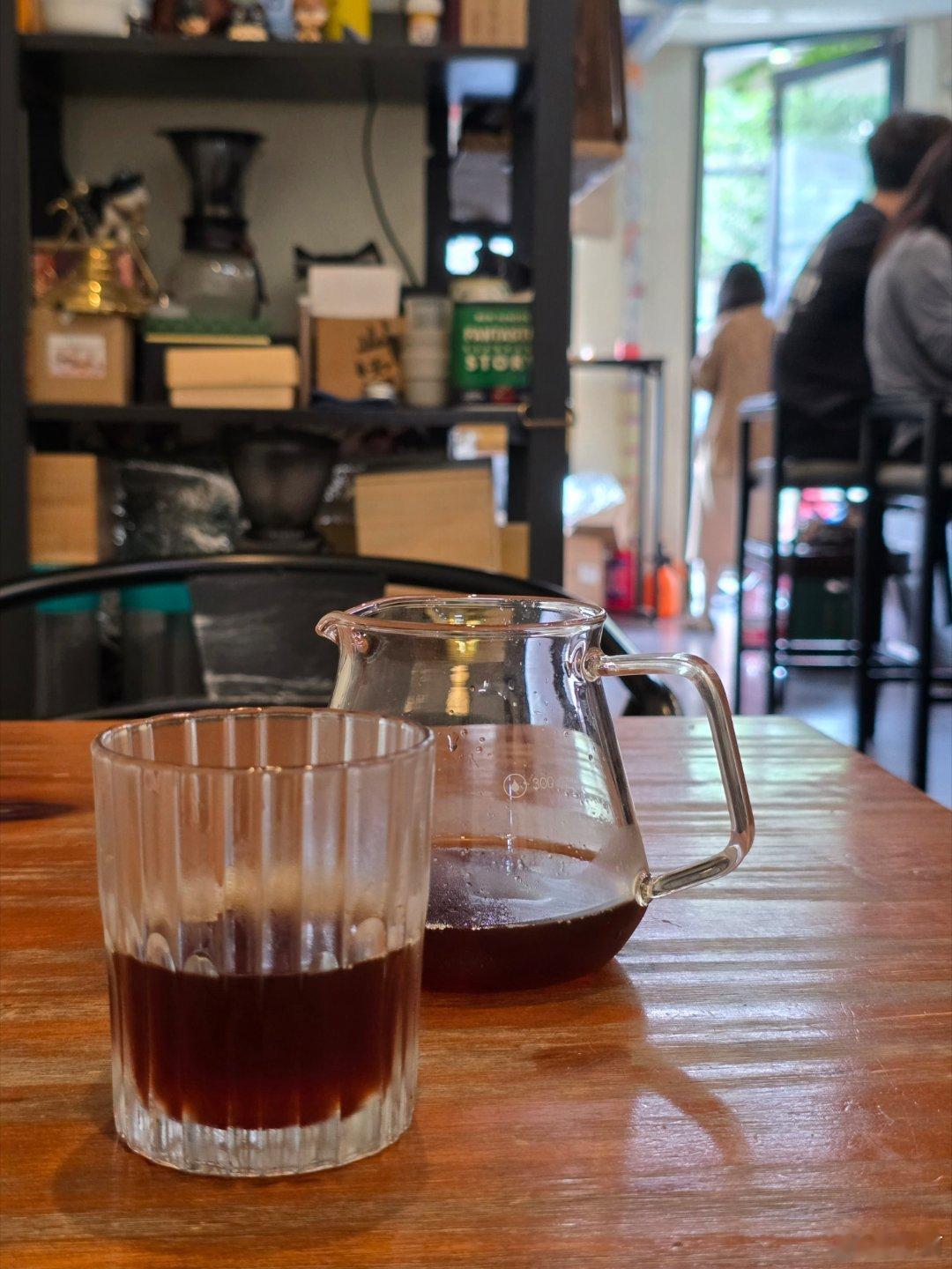 吃完饭，朋友四散，我找了一家社区咖啡店，店里除了我都是熟客，非常好。手冲35一杯