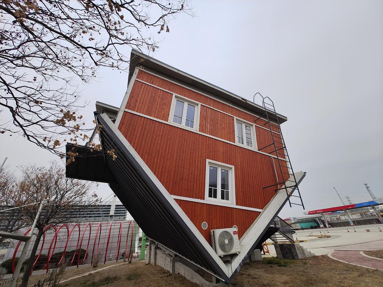 倒置屋在国外是常见的建筑，尤其在波兰多见。哪位朋友知道，这座双层倒置屋，是哪里的