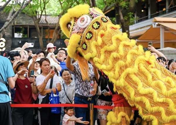 央视财经：端午假期临近，广东龙舟赛事带动旅游热潮。有旅行平台数据显示，广东民宿预