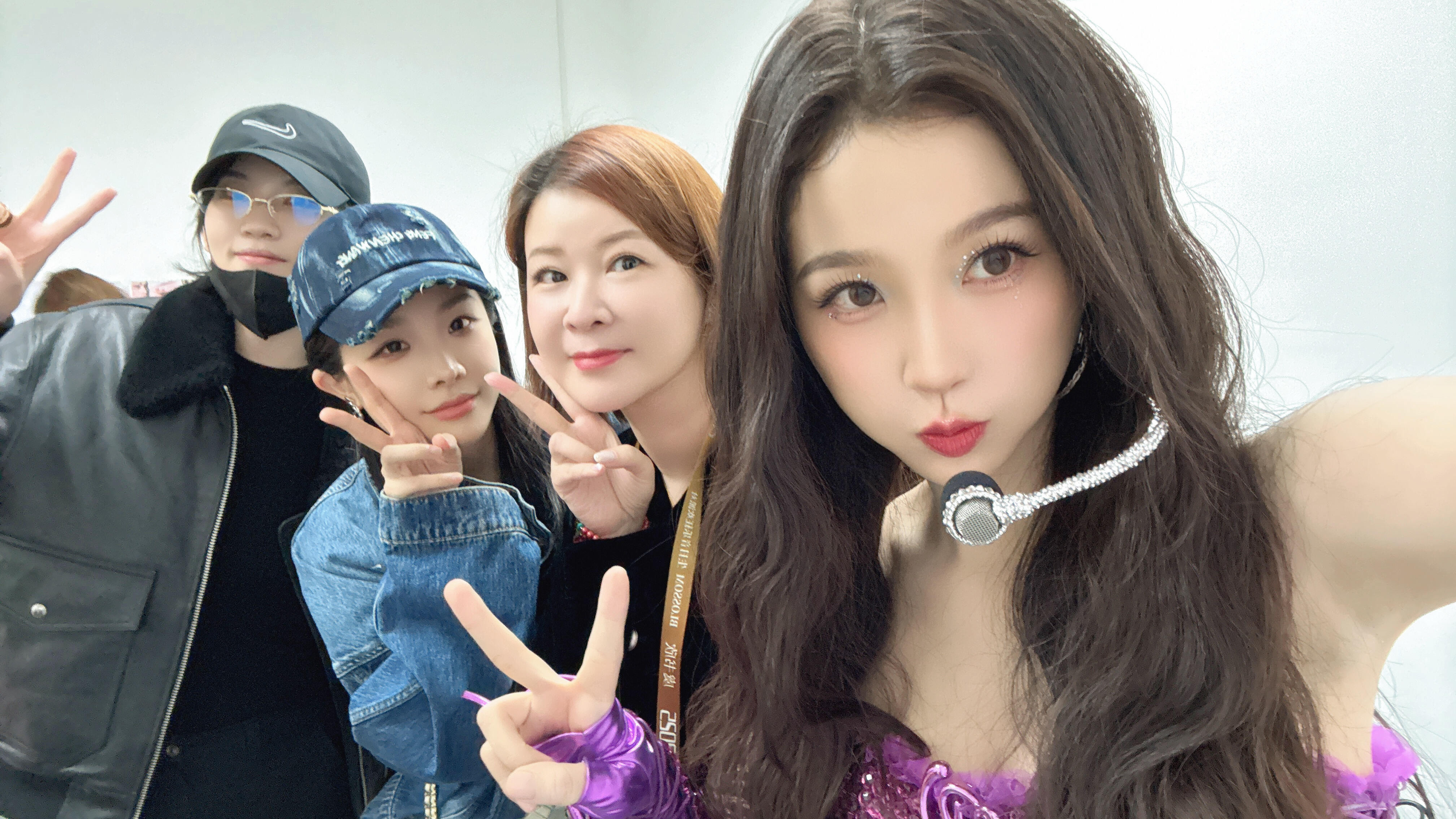 杜华更新了昨天与虞书欣喻言陆柯燃同框合照杜华虞书欣喻言陆柯燃同框