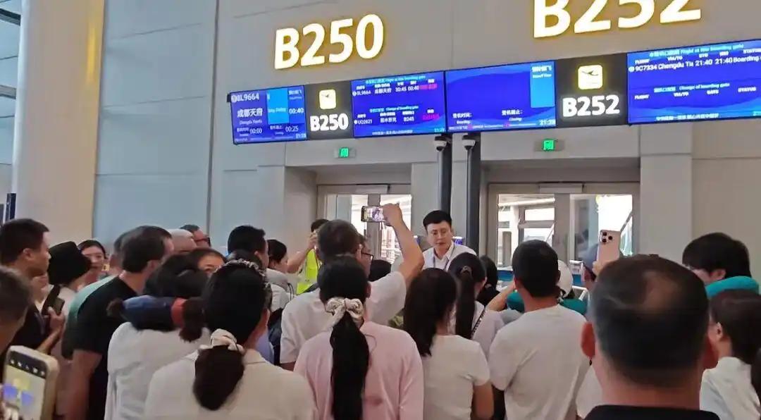 乌鲁木齐，一航班延误 4 个多小时，旅客熬夜候机又累又饿，航司发放泡面安抚，旅客