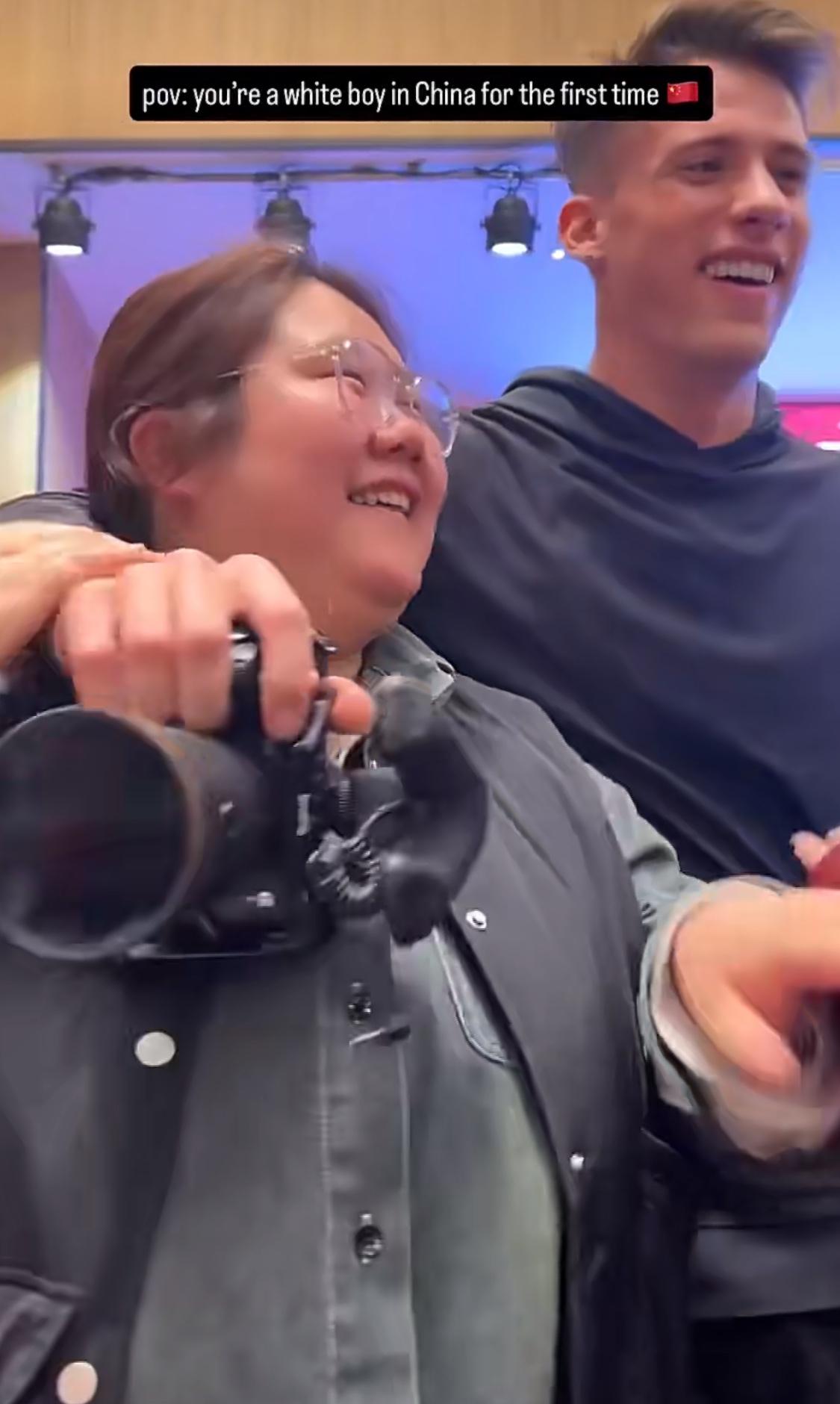 白人男子在中国参加商业活动，遭中国女生一哄而上求合影！
这个白人男生确实高大帅气