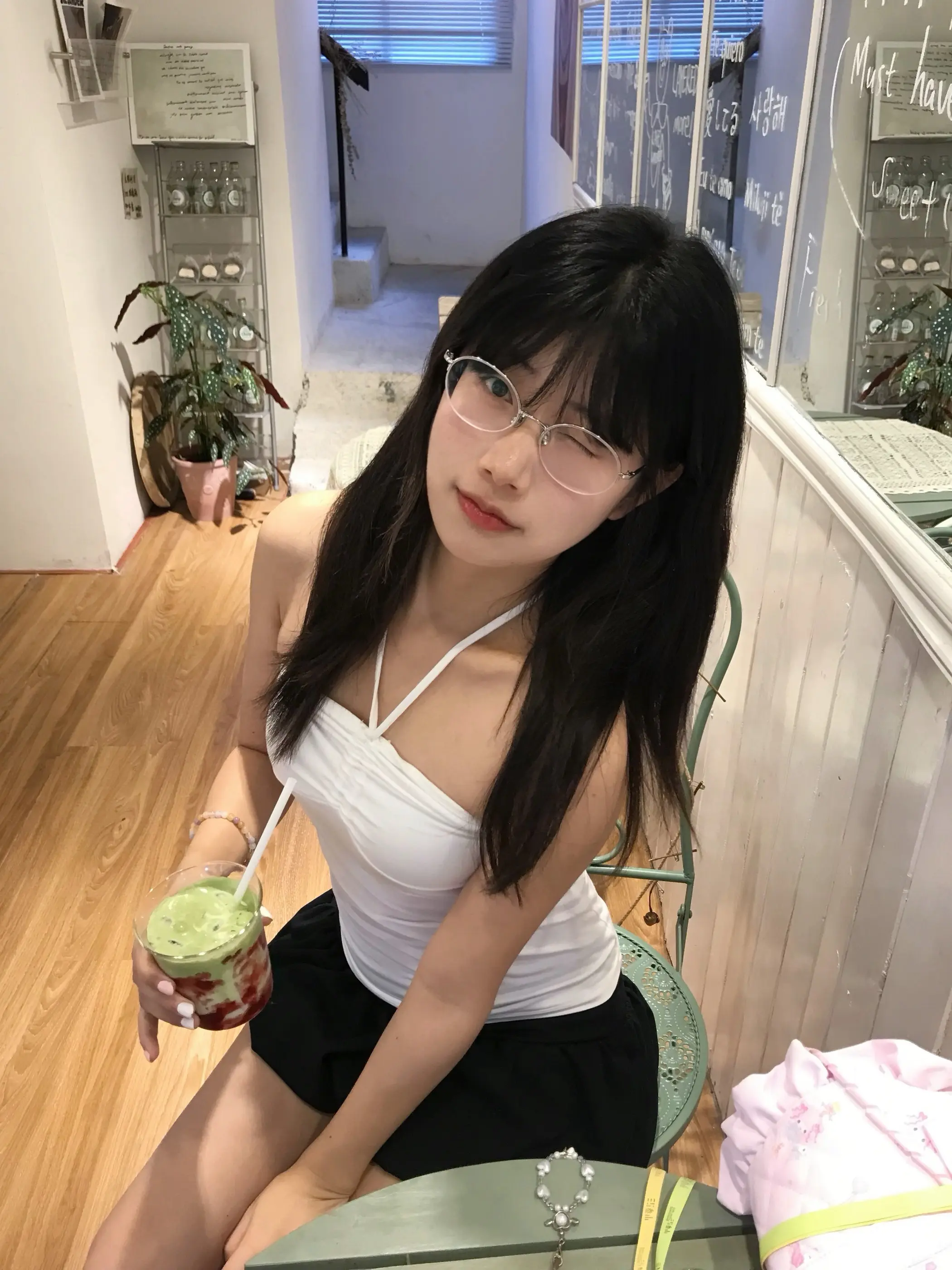 咖啡馆拍照 甜妹 拍照姿势