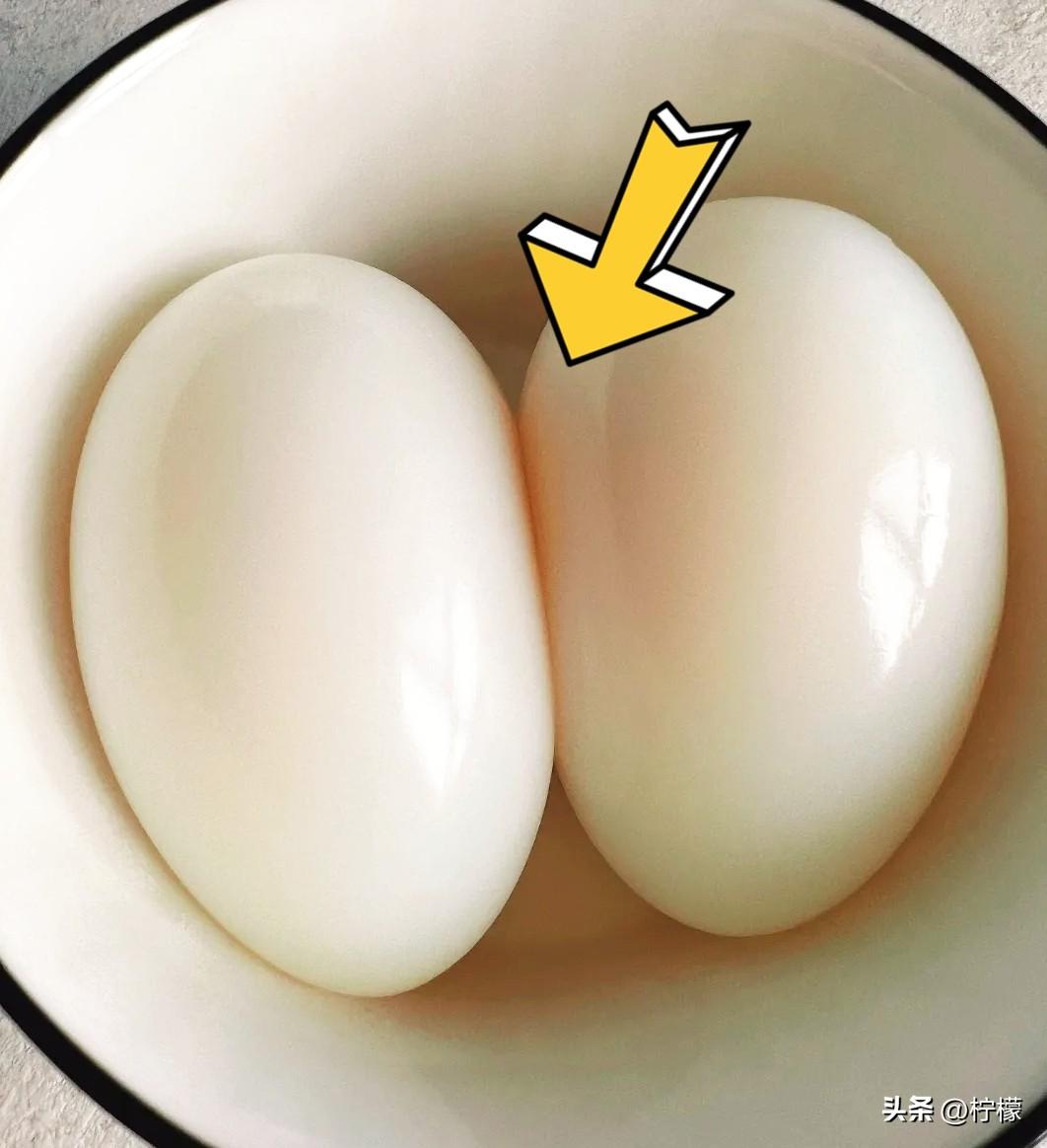 儿媳妇说想吃鹅蛋，
今天一大早我就去市场买了回来，煮好剥好放盘子里等她来吃。结