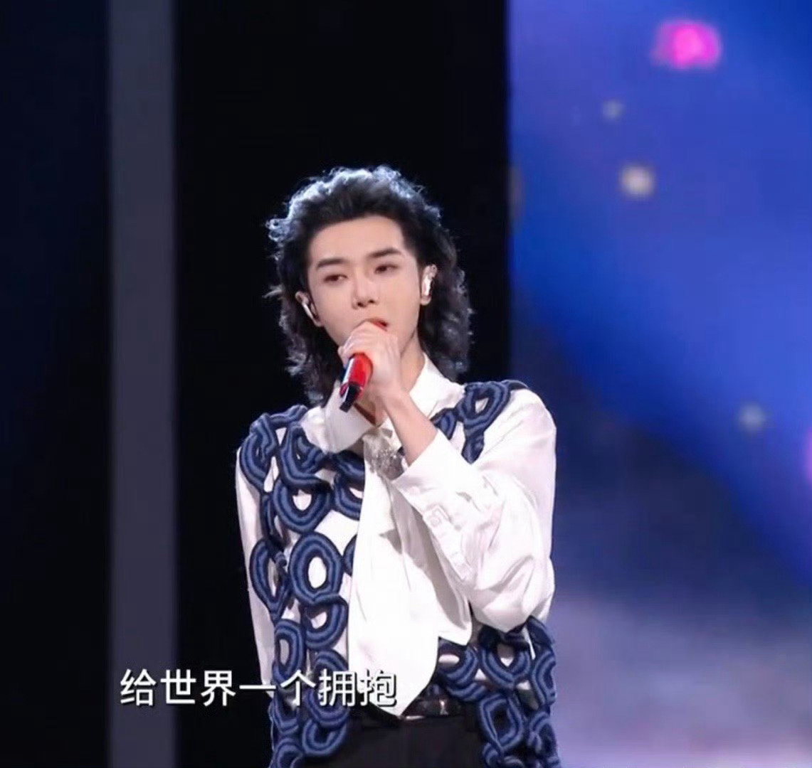 华晨宇唱着唱着被举起来了跟着歌手去怀化演唱会 华晨宇《怪诞心理学》舞台，不愧是火