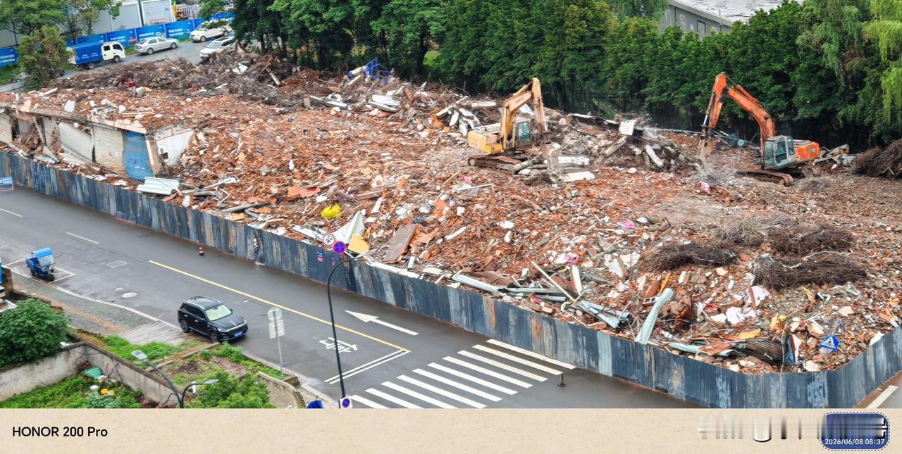 中国模具城（宁海）街面屋拆除现场，已经在清理现场，未来不知道在这里建起新大楼，期