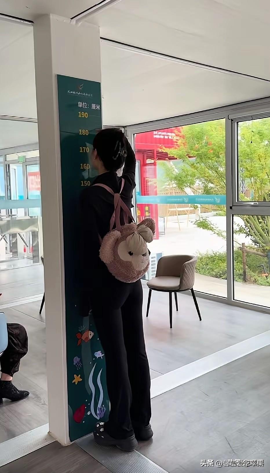 不得不说，一个女孩子这么高的个子，估计很难找男朋友吧？
